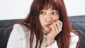 男生亲女生脸视频,男生深情亲女生脸颊，温馨画面引网友热议